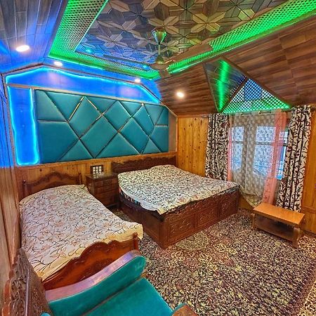 Exotic Young Shreen Houseboat ศรีนาการ์ ภายนอก รูปภาพ