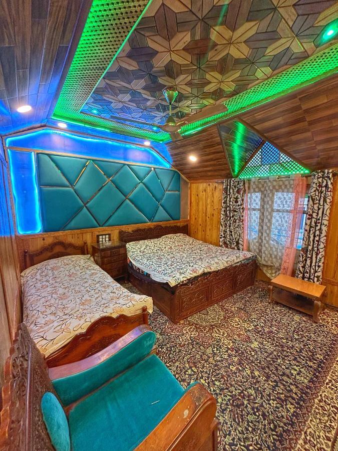 Exotic Young Shreen Houseboat ศรีนาการ์ ภายนอก รูปภาพ