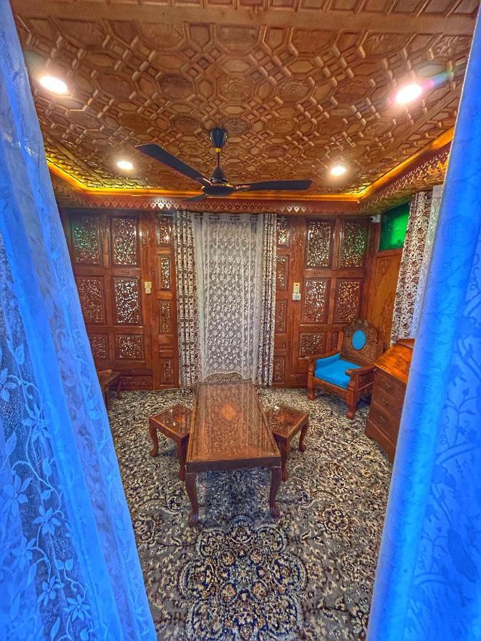 Exotic Young Shreen Houseboat ศรีนาการ์ ภายนอก รูปภาพ